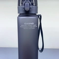 Borraccia sportiva grigio scuro opaco con cinturino nero e tappo a scatto - 560ml Grigio