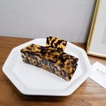 Détail d'une pince à cheveux en acétate écaille de tortue sur plateau en céramique - Écaille Café (7.5cm) / Moyen