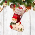 Calza di Natale con motivo pupazzo di neve e ricamo Merry Christmas su fondo di legno bianco - Pupazzo di Neve