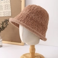 Dettaglio di un cappello a secchiello in peluche marrone su una testa di modello - 56-58cm / Cachi