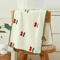 Serviette en polaire corail blanche avec broderie cerise et bords ondulés verts - 70×140cm / Blanc (Cerise)