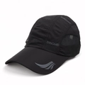 Detail von schwarzem schnelltrocknendem Netzstoff und Laserlöchern der Sport-Baseballkappe - Verstellbar / Schwarz