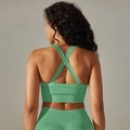 Détail de la brassière de yoga vert menthe sans couture avec dos croisé et texture côtelée - S / Hauts / Kaki