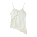 Détail d'un caraco en satin blanc avec dentelle délicate et fines bretelles souples - Poche zippée