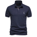 Polo da uomo blu navy con un piccolo ricamo di giraffa bianca sul lato del petto - S / Blu Notte