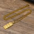 Vista de detalle del colgante rectangular dorado con patrón de neumático y cadena - Colgante + Cadena de 60cm / Dorado