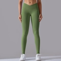 Dettaglio dei leggings yoga senza cuciture verdi con design della vita a V incrociata - Taglia S / Pantaloni e gonne / Verde Militare