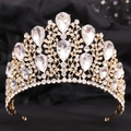 Dettaglio della corona da sposa barocca dorata con strass scintillanti a goccia d'acqua - Oro KC Strass Bianchi