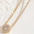 Goldene Halskette mit rundem Halo-Anhänger, besetzt mit klaren und rosa Zirkon-Steinen - Weiße Zirkonia Halskette