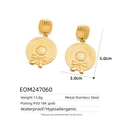 Macro detail of 18K gold plated stainless steel straw hat earrings with bow design - Bow Straw Hat Drops (EOM247078)