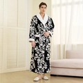 Schwarzer langer Herren-Bademantel mit Blumenmuster und warmem Fleece-Besatz am Saum - Schwarz (Herren)