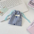 Détail de la pochette de rangement en tissu à carreaux bleus et blancs avec cordon - Grille Bleue Fleur Bleu Foncé