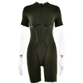 Detail eines dunkelgrünen Sport-Bodysuits mit Frontreißverschluss und schwarzen Zierstreifen - S / Armeegrün