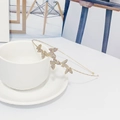 Elegante diadema de metal dorado con cinco mariposas de strass sobre una taza de café - Oro Diamante AB
