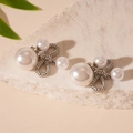 Dettaglio orecchini a fiocco con perle su pietra naturale con eleganti dettagli in oro - Orecchini a Bottone con Fiocco e Perle Argentati / Argento