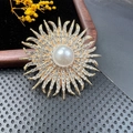 Broche soleil dorée avec perle centrale et accents scintillants de cristaux pavés - BZ040 Tournesol Radial