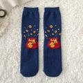 Chaussettes en polaire corail bleu marine avec broderie sac d'argent rouge et symbole - Taille unique / La Richesse Afflue (Bleu Marine)