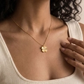 Collier élégant doré 18K avec pendentif trèfle en nacre et pétales en forme de cœur - Trèfle à quatre feuilles