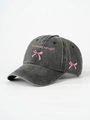 Gros plan détaillé d'une casquette en denim gris foncé avec broderie rose de qualité - Noir