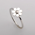 Polished silver sunflower ring with minimalist daisy petals and smooth metal finish - US 5 / Steel