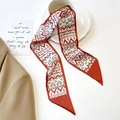 Détail d'un foulard en soie à motif géométrique près d'une tasse et d'un blazer - 10011 Pop Art/Géométrique Rouge Blanc Gris