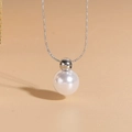 Colgante de perla blanca minimalista con una elegante cadena de serpiente plateada - Color Acero
