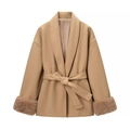 Cappotto donna color cammello con polsini in pelliccia e cintura abbinata, stile trendy - S / Cachi