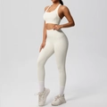 Dettaglio laterale di leggings yoga a vita alta con tasche laterali e reggiseno sportivo - Avorio chiaro
