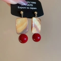 Detalle de aretes cuadrados de concha con cuentas rojas brillantes y poste de plata - Café-Rojo (Aguja de plata)
