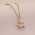 Dettaglio della catena dorata con ciondolo a forma di cane palloncino viola - Viola