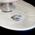 Dettaglio macro dell'anello regolabile placcato oro 18k con perle a strati e zirconi lucidi - Stile a strati sovrapposti argento / Stile aperto regolabile