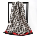 Écharpe élégante en satin noir avec motifs floraux blancs et bordure rouge contrastée - Trèfle à Quatre Feuilles Rouge