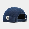 Dettaglio del cappello miki in denim blu con etichetta GR laterale e fibbia in metallo regolabile - Blu scuro