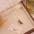 Goldene Edelstahlkette mit buntem Vogel-Anhänger und einer kleinen grünen Schmuckperle - Rot Grüner Vogel Stil (2#Bird)
