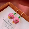 Detalle de pendientes vintage con cuentas de vidrio rosa, ágata verde y ganchos de circón - Gancho de Oreja de Perla de Vidrio Rosa