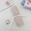 Dettaglio di un astuccio per pennelli da trucco in tessuto floreale con nastro rosa - Fiori Twill