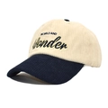 Detailansicht der 3D-Stickerei auf der zweifarbigen Cord-Vintage-Baseballkappe Textur - M (56-58cm) / Beige/Marineblau