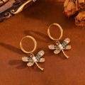 Elegante Libellen-Ohrringe in Gold mit blauen Kristallen und Perlen vor Vintage-Dekor - Gold Blaue Zirkonia Libellenohrringe (T031)