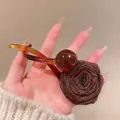 Pince à cheveux banane vintage avec rose en satin marron et finition ambre écaille - Pince Torsadée Perle Rose Séchée / 12.5CM / Café Foncé