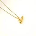 Collier doré avec pendentif lettre V style ballon sur une fine chaîne en acier inoxydable - Lettre V (S-P062-V)
