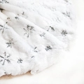 Detalle de falda de árbol de Navidad en felpa blanca con copos de nieve de lentejuelas - 78cm / Blanco Plata Lentejuelas