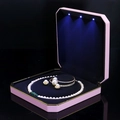 Portagioie LED rosa ottagonale con interno in velluto nero e tre faretti luminosi - Scatola per Perle / Rosa
