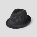 Detail eines schwarzen Strohhuts im Fedora-Stil mit elegantem Satin-Dekorband für Damen - M (56-58cm) / Schwarz