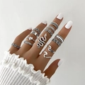 Primo piano del set di anelli bohémien argento con forme di serpente e cuore - Bohémien Vintage Set Anelli Serpente d'Argento 12 Pezzi / Argento