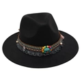 Dettaglio di cappello fedora nero con fascia etnica, pietre turchesi, perline e piuma - Taglia unica (Tesa piatta) / Nero