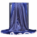 Sciarpa in seta satinata blu scuro con motivi geometrici bianchi su un supporto - Blu Notte