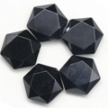 Fünf schwarze Merkaba-Sterne aus Naturstein mit geometrischem Facettenschliff - Obsidian