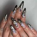 Kurze Mandel-Kunstnägel mit silbernen 3D-Flüssigmetall-Akzenten und funkelnden Strasssteinen - 3D Fluid Silber - Kleber-Stil (JP3427)