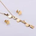 Set di gioielli dorati con lettere LOVE e cuori, include collana e orecchini a lobo coordinati - Set Collana e Orecchini Cuore Lettera LOVE / Colore Oro (Set)