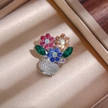Dettaglio della spilla a cesto di fiori con strass colorati in una scatola regalo chic - Cesto di Fiori Argentato